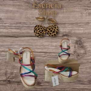 Sandalias coloridas con fondo de madera